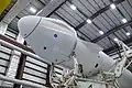 Cargo Dragon na raketě Falcon 9 před vyvezením na rampu, 24. srpna 2021.