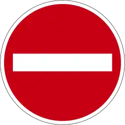 Značka B2 „Zákaz vjezdu všech vozidel“ osazovaná z opačného konce jednosměrné ulice, zakazuje řidičům vjet na dopravní komunikaci v protisměru