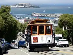 Tramvajový vůz na Hyde Street; v pozadí Alcatraz a přístaviště Fisherman's Wharf