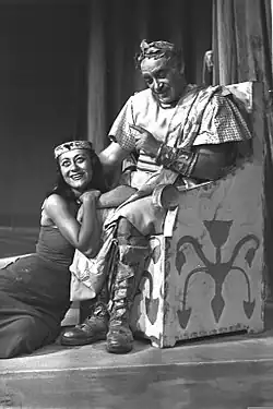 Caesar a Kleopatra v inscenaci izraelského národního divadla ha-Bima v roce 1953