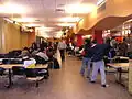 Typický interiér studentské jídelny (Montrealská polytechnika)
