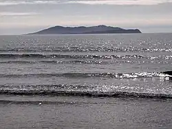 Ostrovy Caher Island (nižší ostrov v popředí) a Inishturk