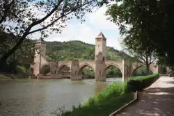 most Pont Valentré přes řeku v Cahors