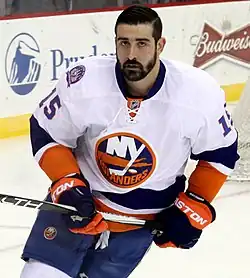 Cal Clutterbuck v dresu New York Islanders v roce 2015