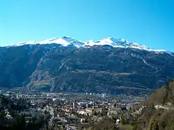 Pohled na Calandu s městem Chur v popředí