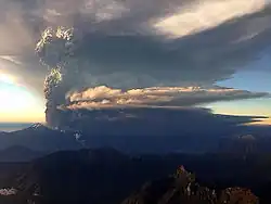 Mohutný erupční sloupec při erupci chilské sopky Calbuco roku 2015.