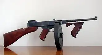 M1921 Thompson s vertikálním předpažbím a bubnovým zásobníkem typu „C“ na 100 nábojů
