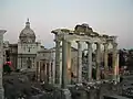 Dnešní Forum Romanum, pohled na pozůstatky Saturnova chrámu