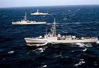 Tři torpédoborce třídy Restigouche u pobřeží Aljašky