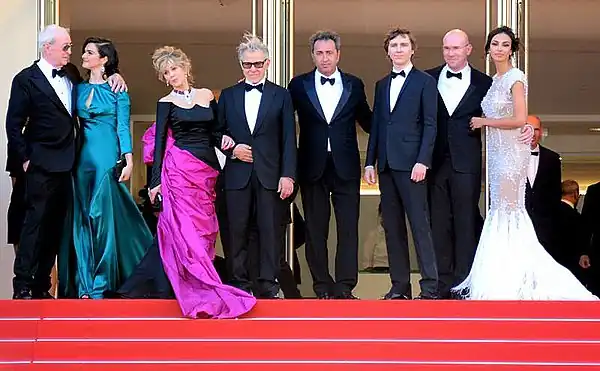 Světová premiéra proběhla 20. května 2015 na Filmovém festivalu v Cannes (zleva doprava): Michael Caine, Rachel Weisz, Jane Fondová, Harvey Keitel, Paolo Sorrentino, Paul Dano, Alex Macqueen, Mădălina Diana Gheneová