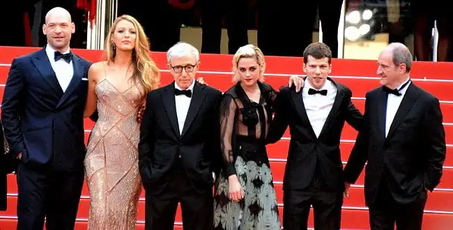 Světová premiéra 11. května 2016 zahájila Filmový festival v Cannes (zleva doprava): Corey Stoll, Blake Lively, Woody Allen, Kristen Stewartová, Jesse Eisenberg a Pierre Lescure