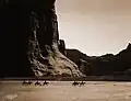 Canyon de Chelly – Navahové. Sedm jezdců na koních, 1904