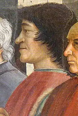 Tvář černovlasého muže z profilu