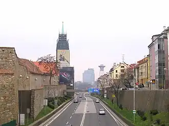 Staroměstská ulice, vlevo Katedrála svatého Martina, vpravo domy Židovské ulice, v pozadí Most SNP