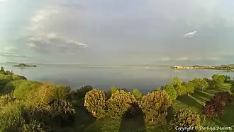 Bolsenské jezero: vlevo ostrov Bisentina, vpravo obec