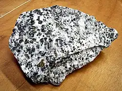 Karbonatit z brazilského Jacupiranga (stát São Paulo. Vzorek o rozměrech asi 20 cm X 14 cm, složení: tmavý minerál – magnetit, světlý – kalcit a zelený – olivín