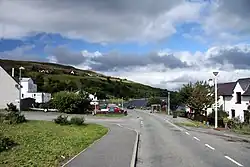 Carbost u zátoky Loch Harport. V centru obce je palírna whisky „Talisker“ a malý přístav