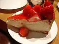 New York–style cheesecake s jahodami
