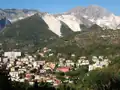 Carrara, v pozadí lomy na mramor (sníh Carrarských hor)