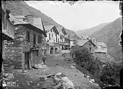 Hlavní ulice s lidmi z vesnice Àrreu