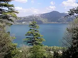 Pohled z Castel Gandolfo na Albanské jezero. V pozadí hora Monte Cavo