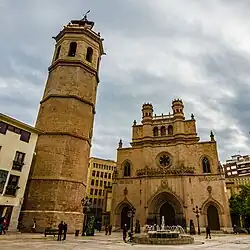 Zvonice "El Fadrí" s katedrálou