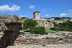 pohled z hradu na vesnici a kostel