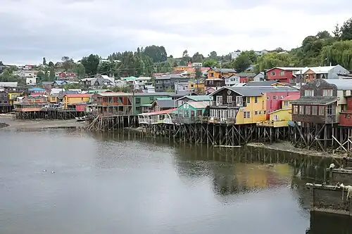 Domy na kůlech v Castru