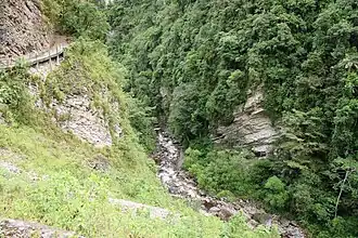 Údolí říčky Gocta pod vodopádem