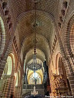 Mittelschiff zur Westempore mit Westchor