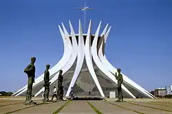 Katedrála v Brasílii se sochami čtyř evangelistů