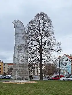 Plastika během dočasné instalace na jaře 2021 na Vítězném náměstí v Praze 6