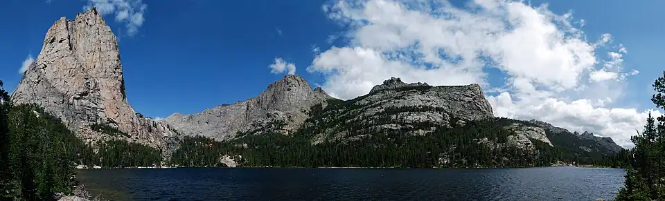 Území indiánské rezervace Wind River ve Wyomingu; jezero Cathedral Lake