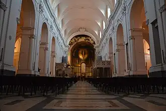 Interiér směrem k oltáři