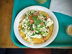 Květáková tostada s avokádem a salsou z kešu ořechů