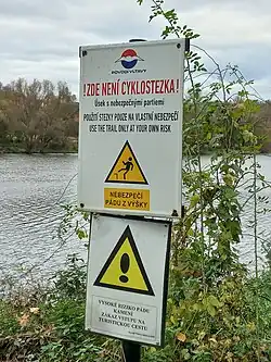 Cedule zákazu vstupu do NPR z důvodu padajícího kamení.