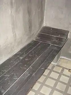 Cela v suterénu Petschkova paláce, kde je od roku 1945 zřízen památník. Cela je tvořena asi 50centimetrovým volně položeným kavalcem a přibližně stejně širokou uličkou. Do cely vniká světlo z chodby malým okénkem nad dveřmi a pouze pokud se tam svítí.