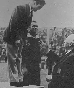 Celal Atik (první zleva) na stupních vítězů LOH 1948