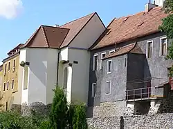 Celkový pohled na Růžencovou kapli z hradebního parkánu