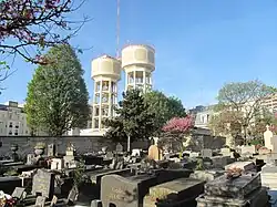 Hřbitov s vodárenskými věžemi