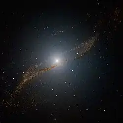Infračervený snímek středové části galaxie Centaurus A s rovnoběžníkem, který vznikl pohlcením menší galaxie před 200 až 700 miliony let (3,58 m NTT, observatoř La Silla).