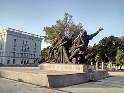 velký pomník před budovou