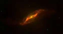 Silně zastíněný vnitřní spirální disk (s příčkou?) na vlnové délce 24 μm. Spitzerův vesmírný dalekohled.