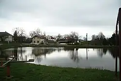 Střed vesnice s rybníkem
