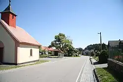 Centrum obce s kaplí Navštívení Panny Marie