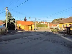 Centrum s kaplí, která slouží i jako hasičská zbrojnice, vpravo obecní úřad
