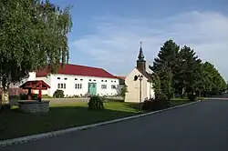 Centrum Lovčovic s kaplí a studnou