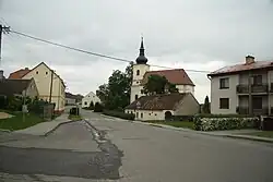 Střed vesnice s kostelem sv. Jana Křtitele