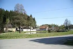 Střed vesnice s rybníkem