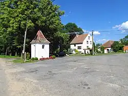 centrum Udeřic s kapličkou